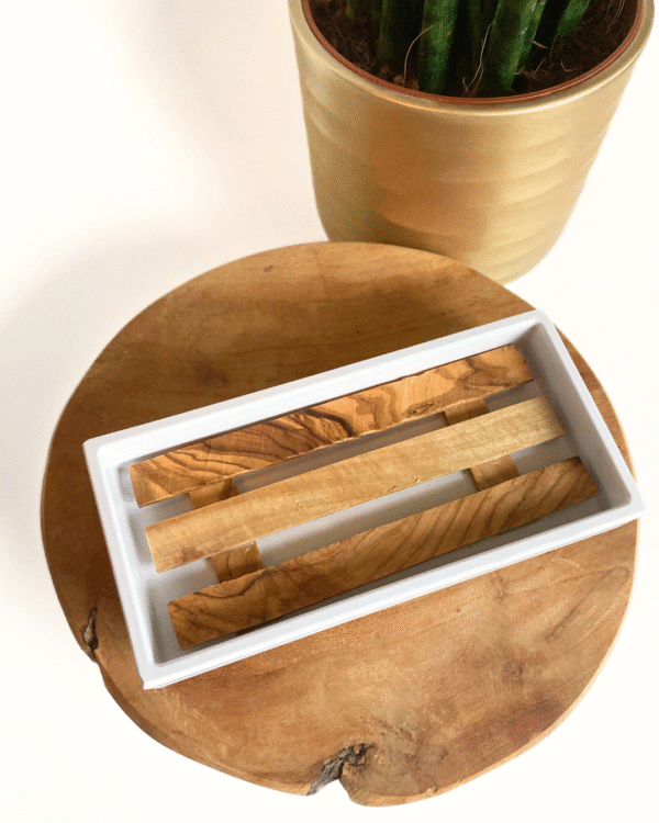 Zeepschaal met inleg van olijfhout